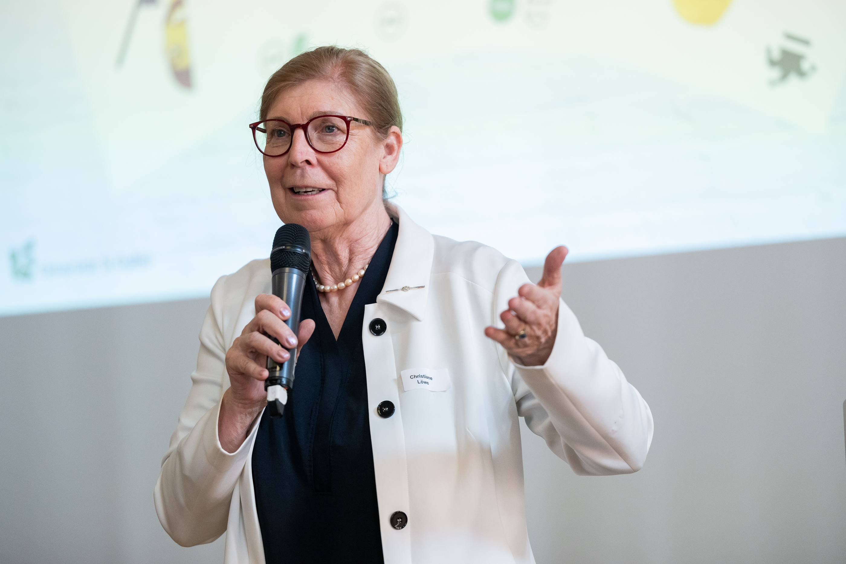 Christiane Löwe moderiert den Anlass. Foto: Frank Brüderli