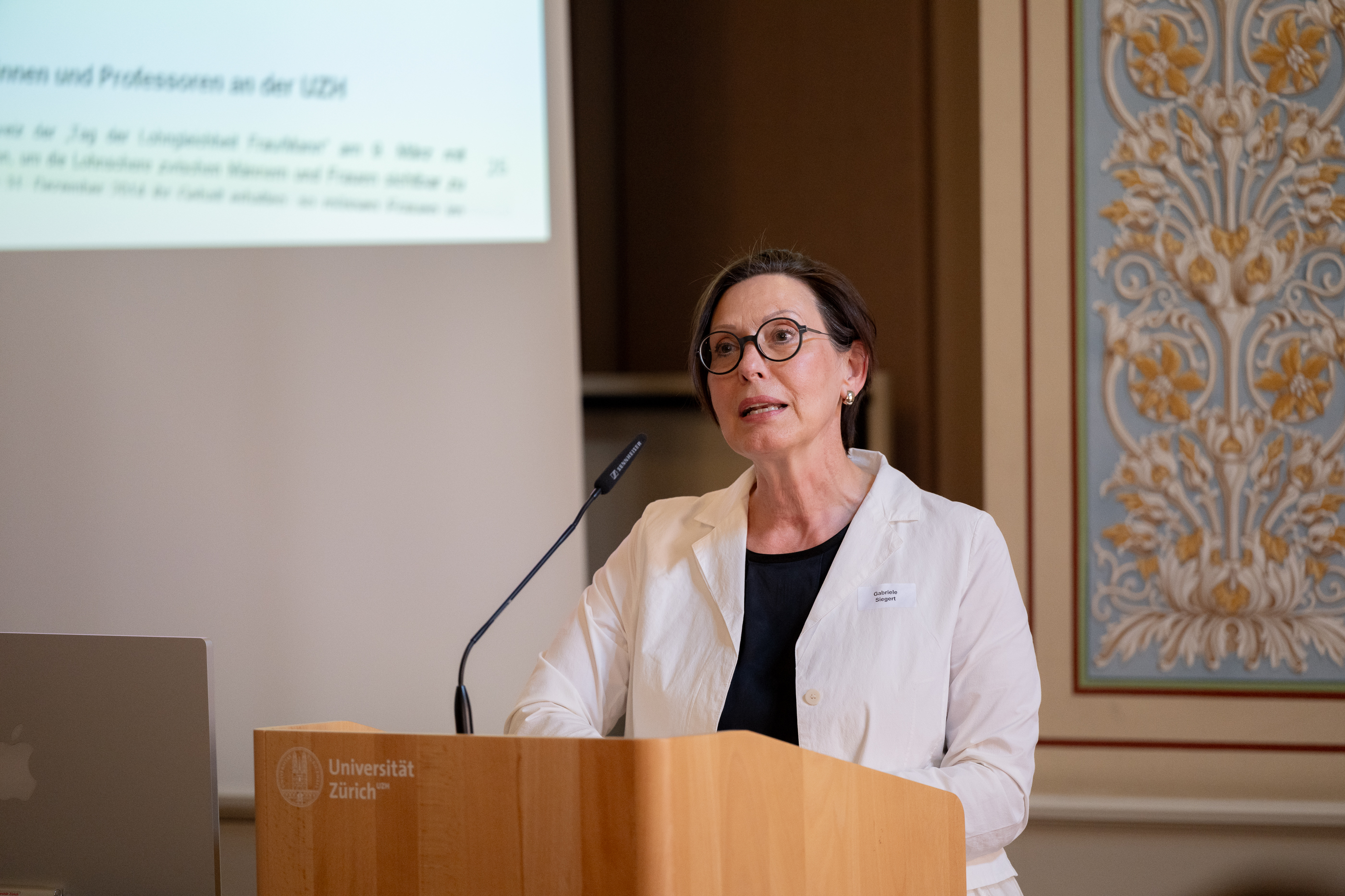 Vizerektorin Gabriele Siegert hält die Begrüssungsrede bei der Veranstaltung 35 Jahre Gleichstellung an der UZH. Foto: Frank Brüderli