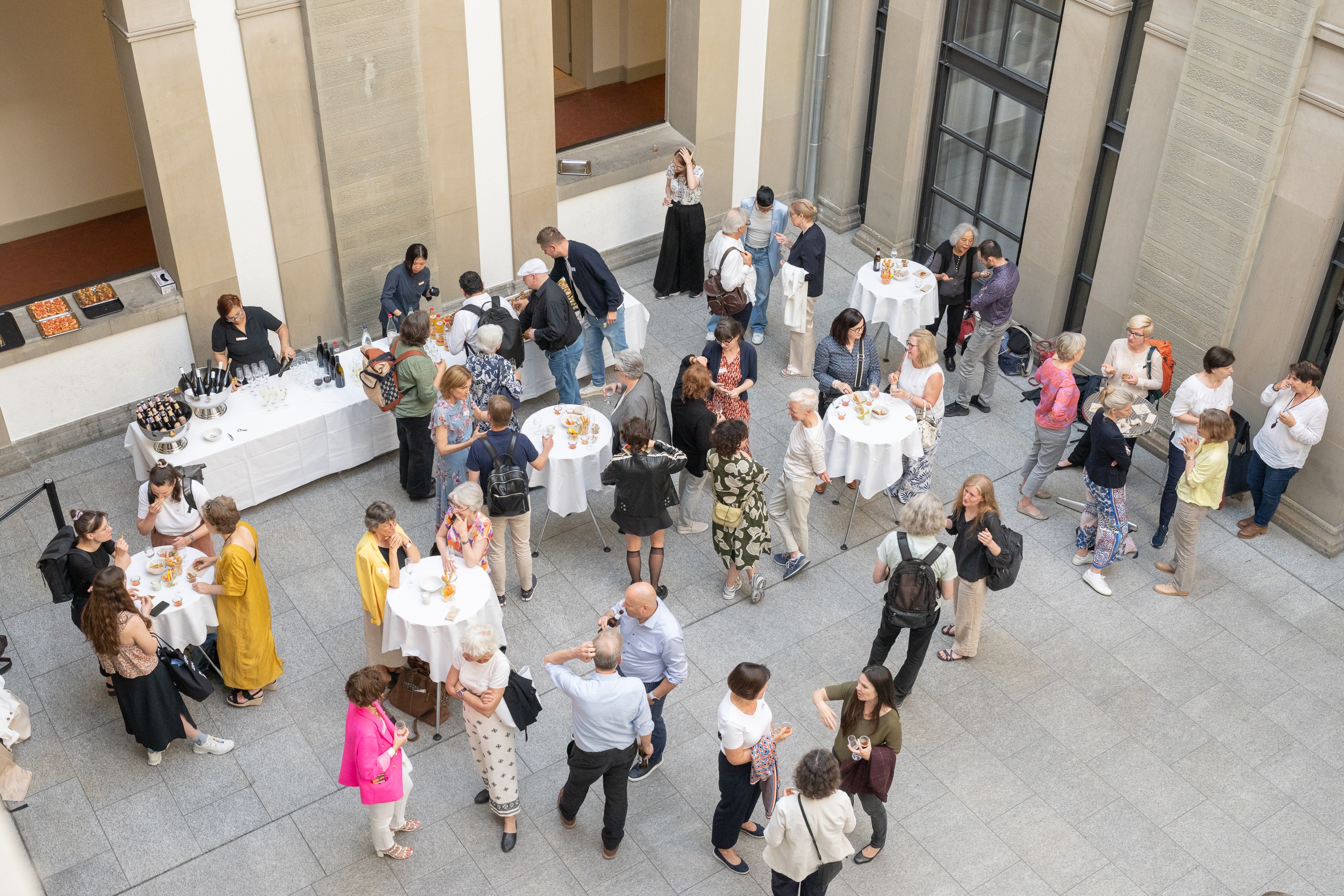 Im Lichthof der Rämistrasse 59 wurde der Apéro aufgebaut. Foto: Frank Brüderli