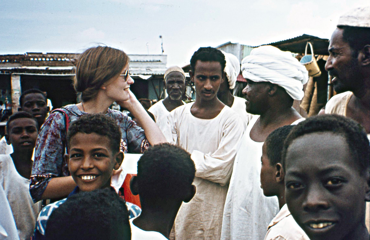 Ulrike Müller-Böker 1973 im Sudan, weisse, junge Frau zwischen schwarzen Kindern und Männern