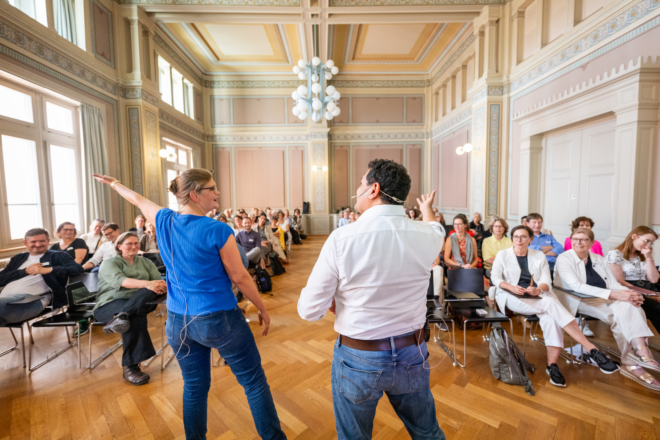 Die zwei Schauspielenden des Impro-Theaters Konstanz improisieren die Geschichte vom Igel und dem Elefanten - beides Schlagworte aus dem Publikum. Foto: Frank Brüderli